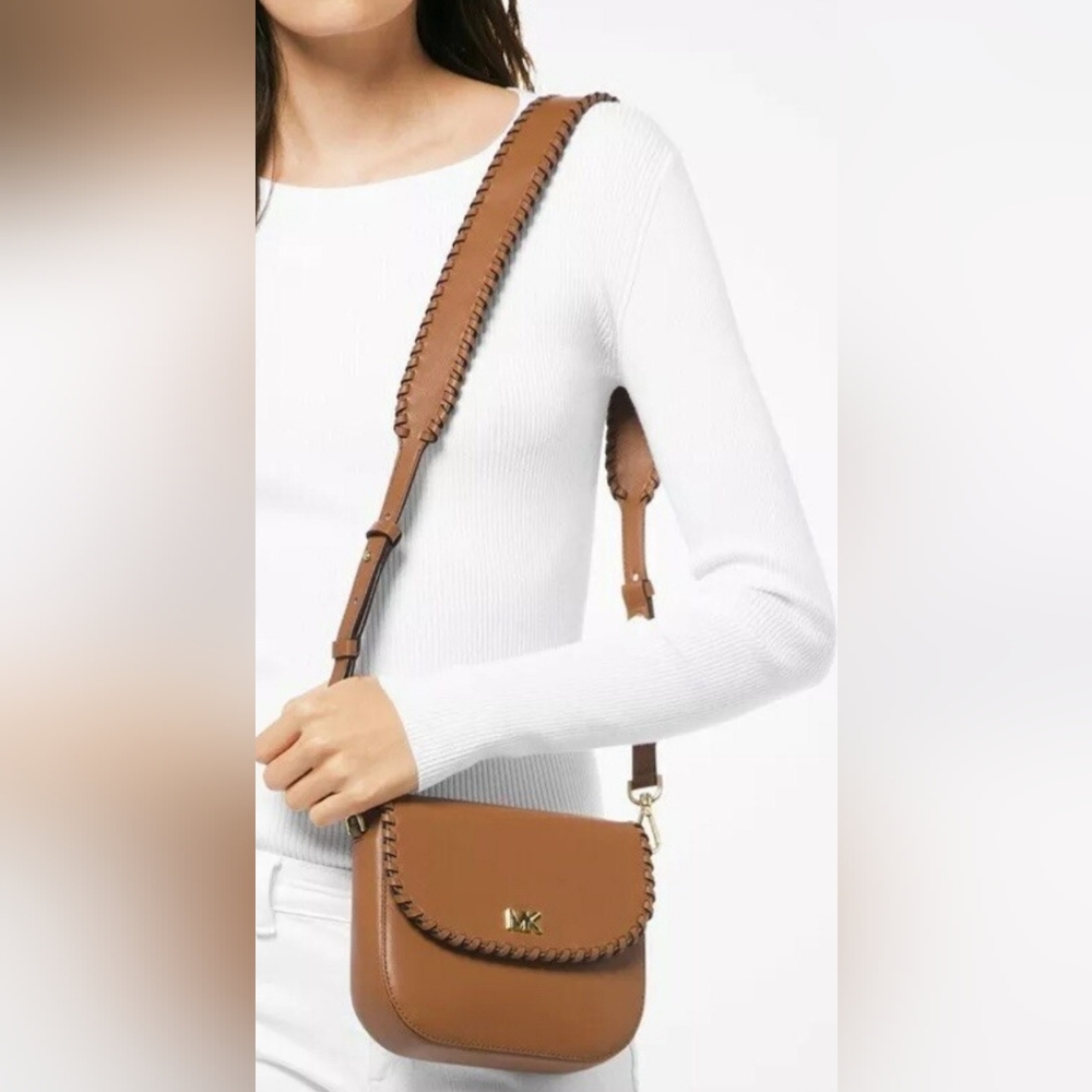 Elegant Brown Crossbody Bag with Leather Finish